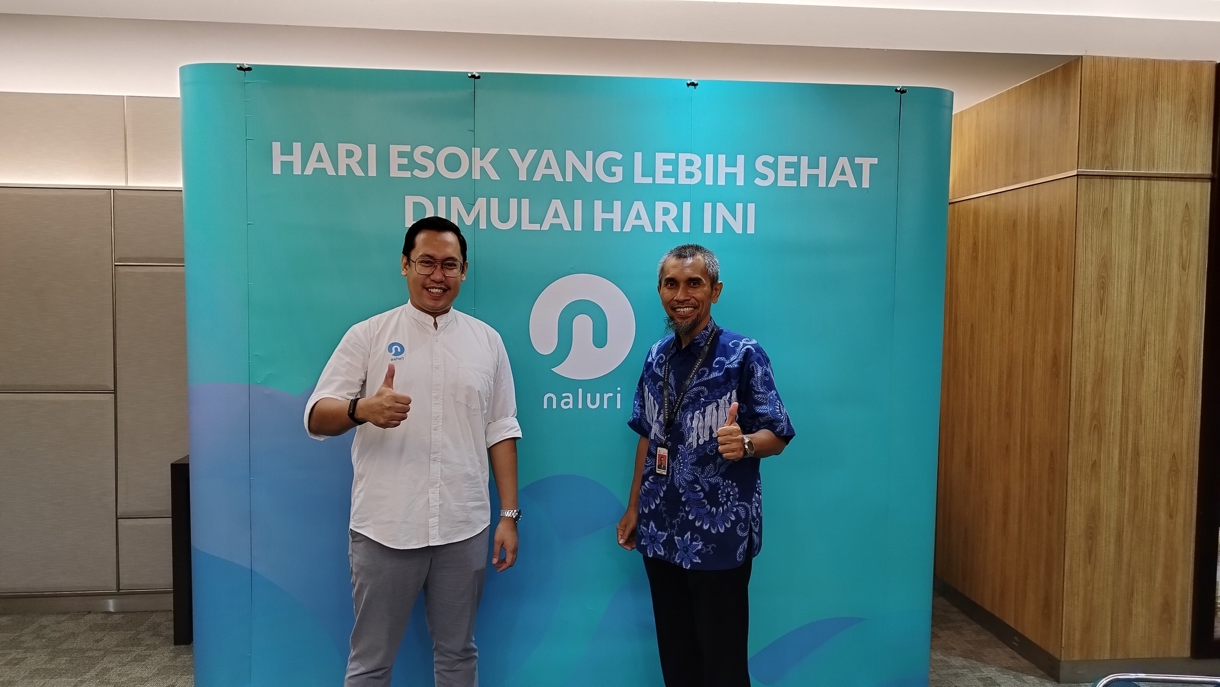 Doctor Hafidz from Naluri and Bambang Sujatmiko from Mubadala Energy post an official photo for this collaboration,