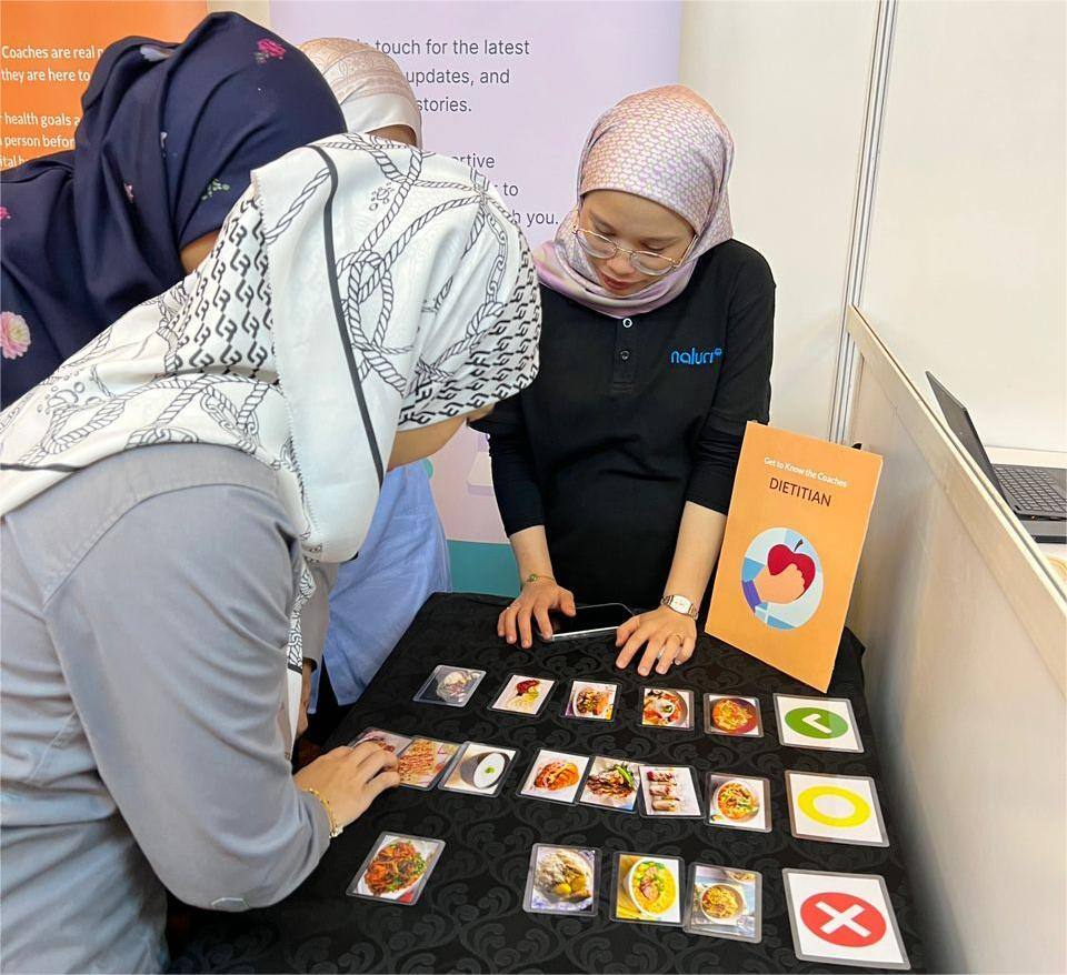 Bank Rakyat employees completing a meal rating challenges with a Naluri dietitian as Health Day 2024